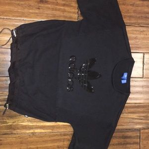 ADIDAS SHORT SLEEVE SWEATSHIRT. Drawstring bottom.